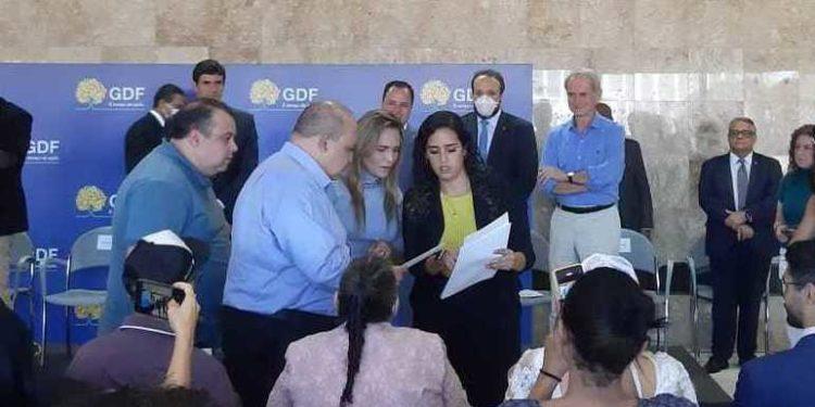 Governo do DF entrega escrituras a 25 entidades religiosas