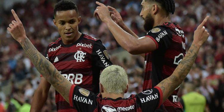 ‘Mais leve’, Flamengo se reaproxima da torcida antes de jogo contra o Galo