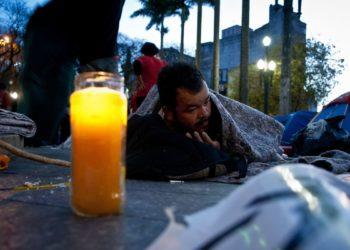 Frio leva pessoas em situação de rua a se abrigar no Metrô de SP