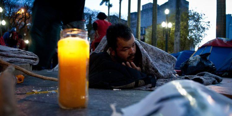 Frio leva pessoas em situação de rua a se abrigar no Metrô de SP