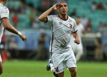 Athletico-PR vira sobre Bahia e sai na frente pela Copa do Brasil