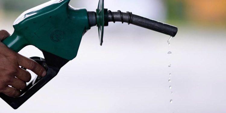 Preço da gasolina já acumula defasagem de 20%, calcula entidade