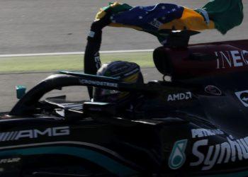 Piloto Lewis Hamilton recebe título honorário de cidadão brasileiro