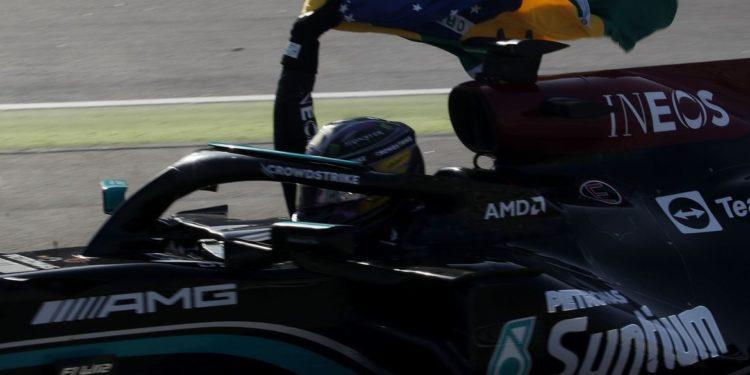 Piloto Lewis Hamilton recebe título honorário de cidadão brasileiro