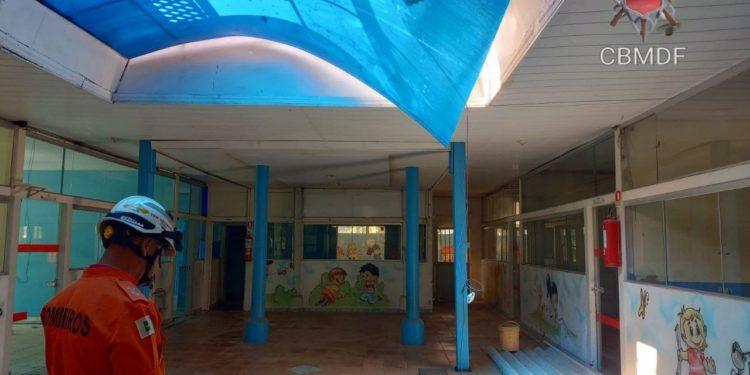 Vídeo: homem fica ferido ao cair de telhado a 4 metros de altura no DF