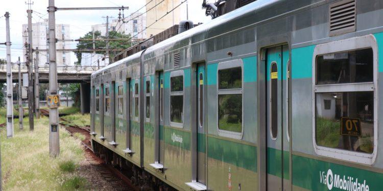Falhas e vandalismo levam a problemas no transporte por trens em SP