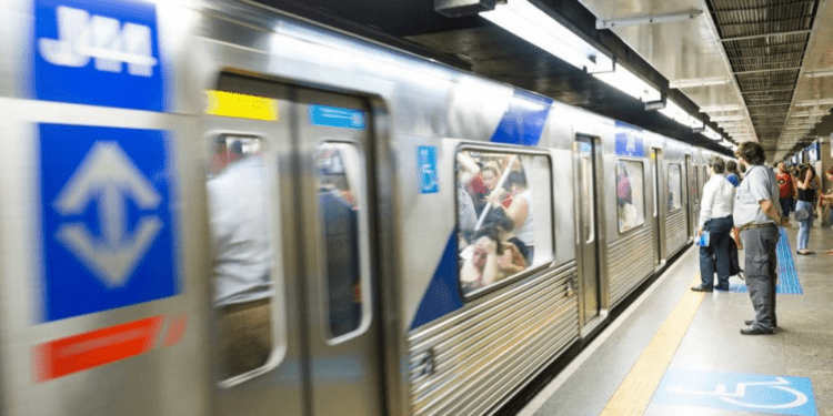 Trem é evacuado em estação de São Paulo após princípio de incêndio