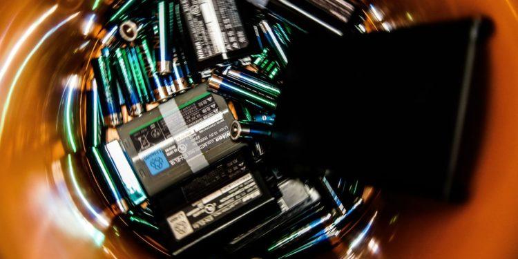 Metrô em SP recolhe eletroeletrônicos e pilhas em estações até dia 30