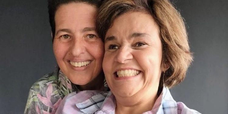 Adriane Bonato aceita pedido de casamento de Claudia Rodrigues