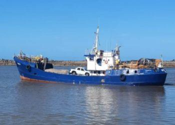 Embarcação naufraga com carga de 100 toneladas e tripulantes desaparecem na Paraíba