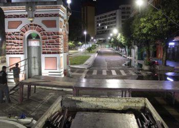 Pontes são instaladas no Centro de Manaus devido a cheia do Rio Negro