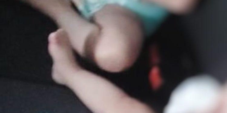 Sem roupas e com fome, bebês são abandonadas no quintal de casa em Manaus