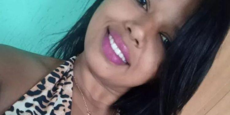 Homem mata mulher a tiros no Dia dos Namorados e é entregue pela mãe à polícia no Rio de Janeiro