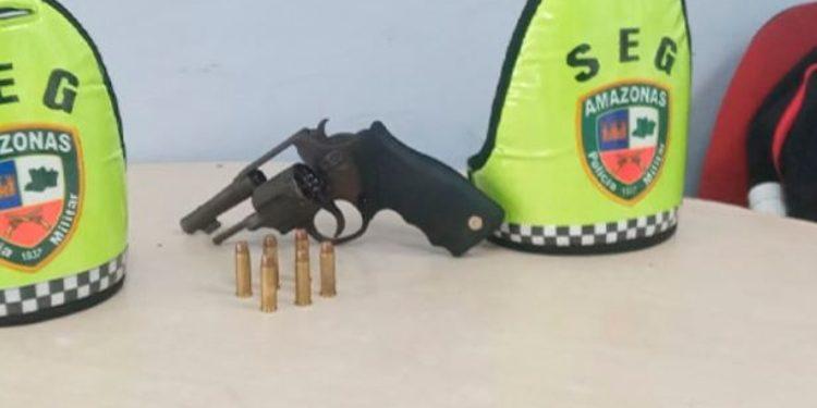 Homem é flagrado com arma e vai parar no hospital após reagir à prisão em Manaus