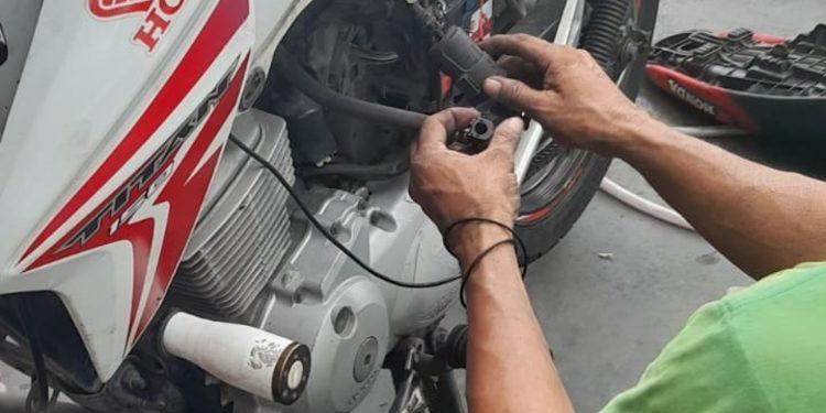 Clientes flagram venda de gasolina adulterada e se revoltam em posto de Manaus