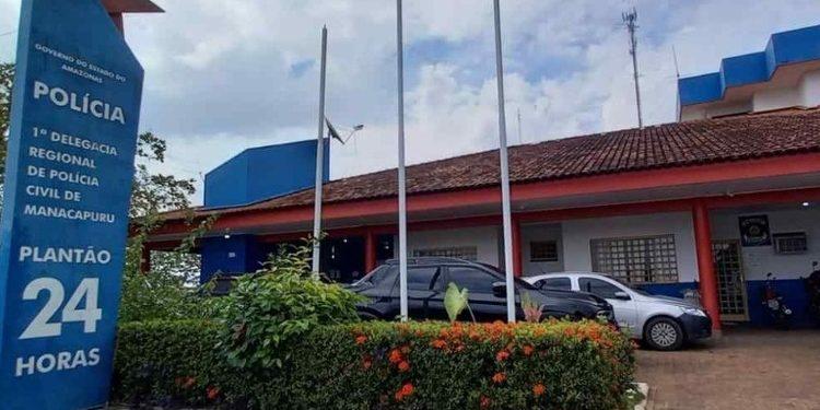 Com ciúmes, homem tenta matar namorada a facadas e acaba preso no Amazonas