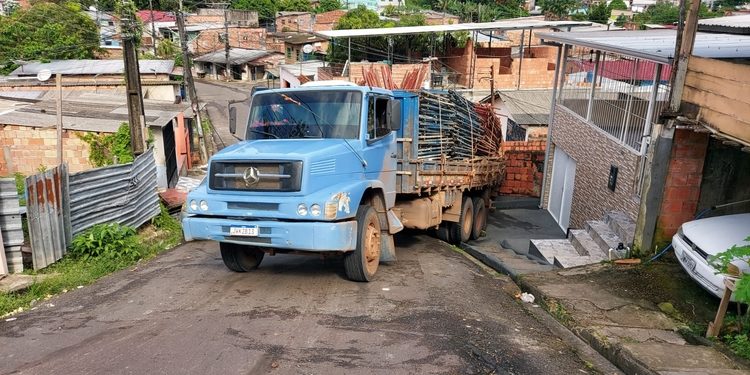 Caminhão carregado de ferro perde controle em ladeira e atinge muro de casa em Manaus