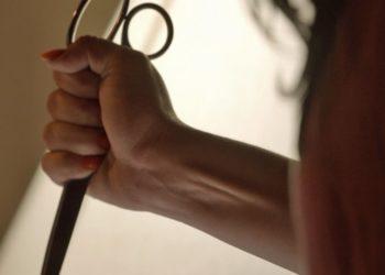 Com tesoura na mão, mulher é achada morta dentro de casa em Manaus