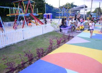 Prefeitura entrega praça revitalizada em Manaus