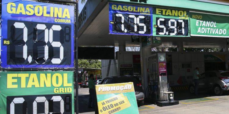 Câmara aprova PL que exige transparência em preços de combustíveis