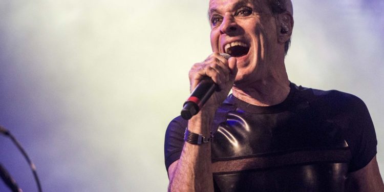 Ney Matogrosso faz show com funk e reverência a indígenas no ‘Rock in Rio Lisboa’