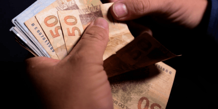 Renda dos brasileiros no 1º trimestre tem queda de 8,7% em um ano, diz Ipea