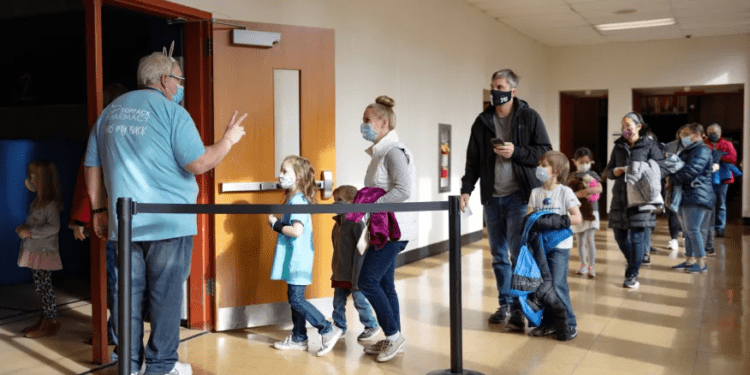 EUA começam a vacinar crianças com menos de cinco anos contra a Covid-19