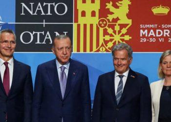 Entrada de Finlândia e Suécia na Otan quebra padrão de neutralidade, diz professora