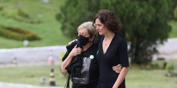 Familiares se despedem de Dom Phillips em funeral em Niterói