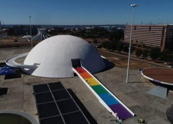 Monumentos de Brasília ganham cores do arco-íris em celebração ao mês do orgulho LGBTQIA+