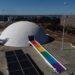Monumentos de Brasília ganham cores do arco-íris em celebração ao mês do orgulho LGBTQIA+