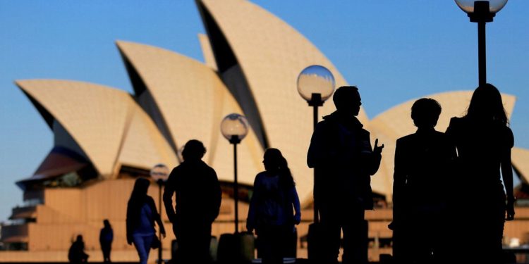 Australianos são orientados a trabalhar de casa; Ômicron lota leitos