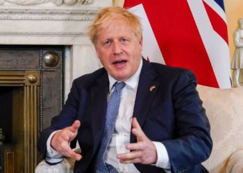 Premiê britânico perde dois ministros importantes em grave crise