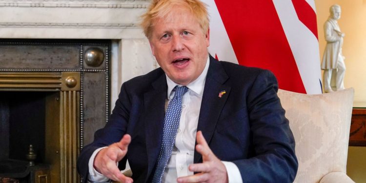 Premiê britânico perde dois ministros importantes em grave crise