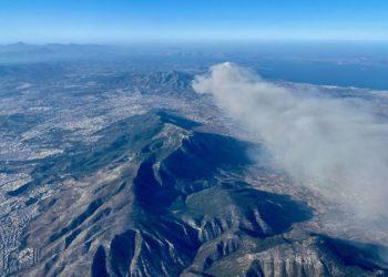 Incêndio florestal avança perto de Atenas e ameaça residências