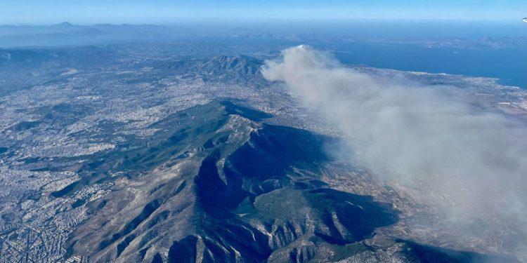 Incêndio florestal avança perto de Atenas e ameaça residências