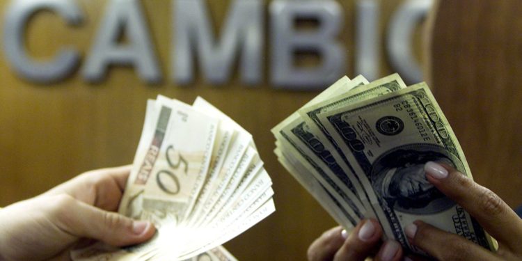 Dólar encosta em R$ 5,50 após alta dos juros na zona do euro