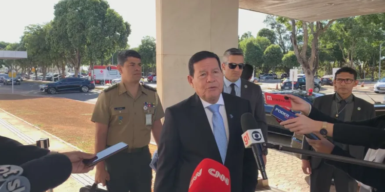 “É solidariedade à Ucrânia”, diz Mourão sobre conversa de Bolsonaro e Zelensky