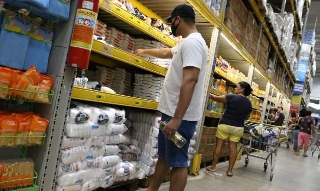 Inflação faz 65% dos brasileiros comprarem marcas mais baratas