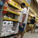 Inflação faz 65% dos brasileiros comprarem marcas mais baratas