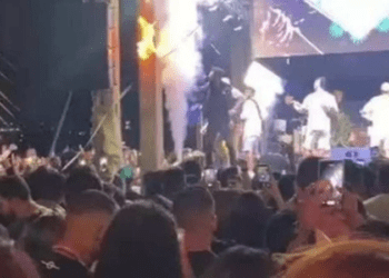 Fogo atinge palco de show em BH e extintor de incêndio não funciona