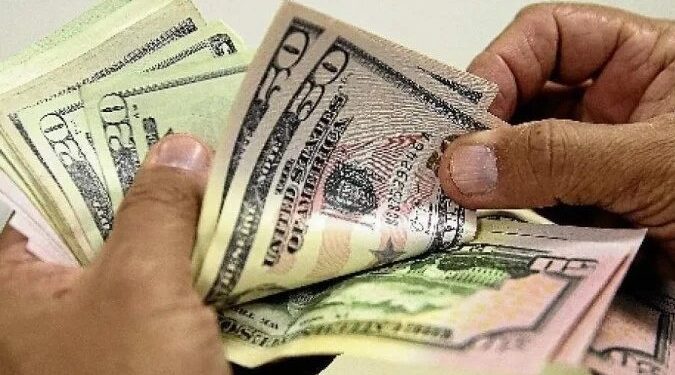 Incertezas internas e externas devem manter dólar valorizado ao longo do ano