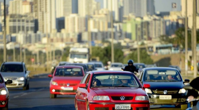 Brasilienses arriscam a vida nas vias da morte que cruzam o DF