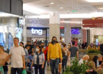 Começam as liquidações de inverno; saiba aproveitar sem se endividar