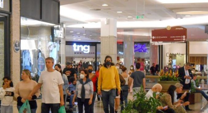 Começam as liquidações de inverno; saiba aproveitar sem se endividar