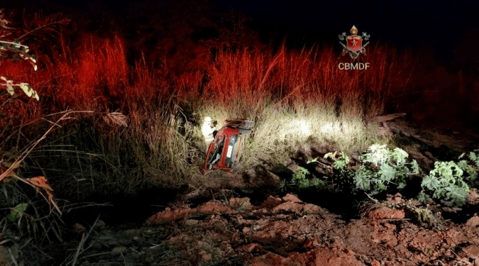 Idoso de 73 anos morre após capotar o carro na DF-180, em Samambaia