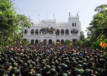 Manifestantes invadem gabinete após fuga do presidente no Sri Lanka