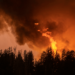 Milhares de pessoas são evacuadas enquanto fogo na Califórnia se espalha