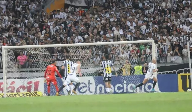 Atlético tem apagão e perde de virada para o Corinthians no Mineirão