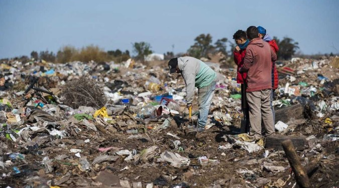 Tesouro em dólares é encontrado enterrado em lixão na Argentina